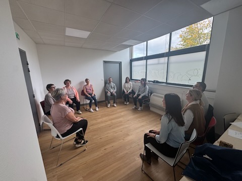 Groupe de personnes de différents âges, illustrant que la sophrologie s'adresse à tous