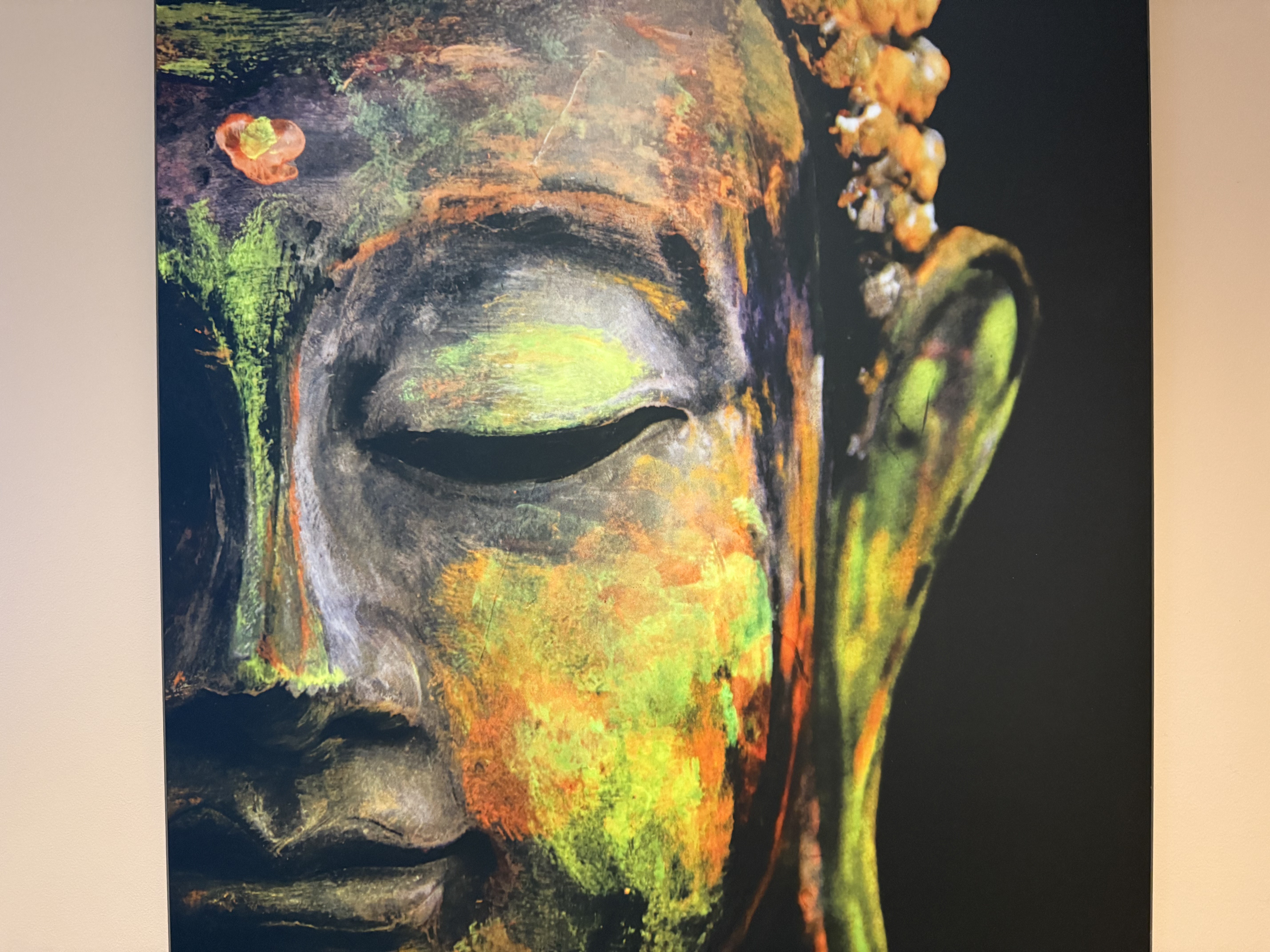 Personne en position de relaxation sur une plage, illustrant les bienfaits de la sophrologie